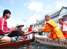 น้ำท่วมอ่วม แต่น้ำใจธรรมกายอิ่ม ชมภาพชุดเปลี่ยนน้ำท่วมมาเป็นน้ำใจ