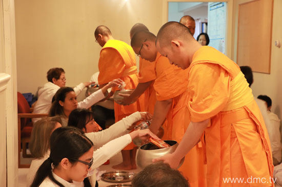 วัดพระธรรมกายแวนคูเวอร์ จัดพิธีถวายอุปกรณ์เครื่องกันหนาว