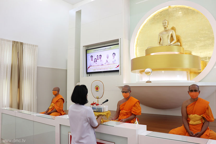 วัดพระธรรมกายฟลอริดา จัดพิธีถวายกองบุญแสงสว่าง