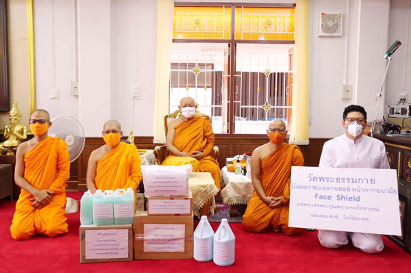 วัดพระธรรมกาย ถวายอุปกรณ์ป้องกันโควิด-19 แด่เจ้าคณะจังหวัดปทุมธานี