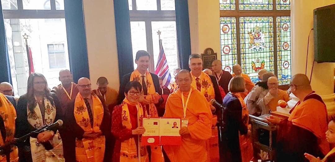 คณะสงฆ์วัดพระธรรมกายแวนคูเวอร์ ร่วมรับฟังการประชุมและพบกับสมาชิกสภานิติบัญญัติของ BC