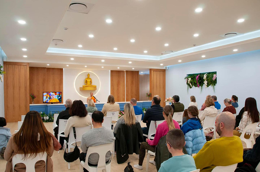 ชาวท้องถิ่น ในเมืองเคปทาวน์ ได้ปฏิบัติธรรม ณ วัดพุทธเคปทาวน์