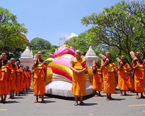 คลื่นมหาชนชาวจังหวัดสระบุรีแห่ต้อนรับคณะพระธุดงค์แน่นขนัด