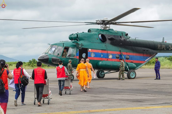 เฮลิคอปเตอร์ทหารช่วยลำเลียงถุงยังชีพจากมูลนิธิธรรมกาย ช่วยน้ำท่วม สปป.ลาว 