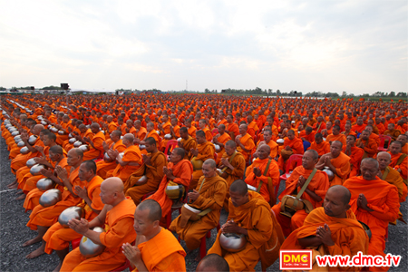 ตักบาตรพระ10000รูปเมืองกรุงเก่า