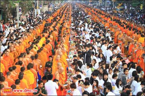 ประมวลภาพตักบาตรพระ 12,600 รูป ณ ถนนช้างคลาน เชียงใหม่