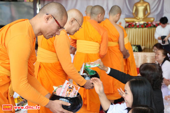วัดพระธรรมกายยามานาชิ จัดตักบาตรวันออกพรรษา
