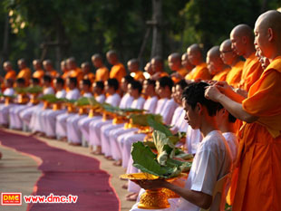การบวชเป็นพระถือว่าเป็นการทดแทนบุญคุณพ่อแม่อย่างไร