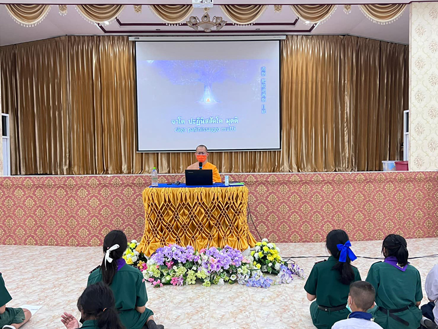 พระอาจารย์จากศูนย์ปฏิบัติธรรมกำแพงเพชร สอนศีลธรรมแก่นักเรียนโรงเรียนบ้านโนนใหญ่