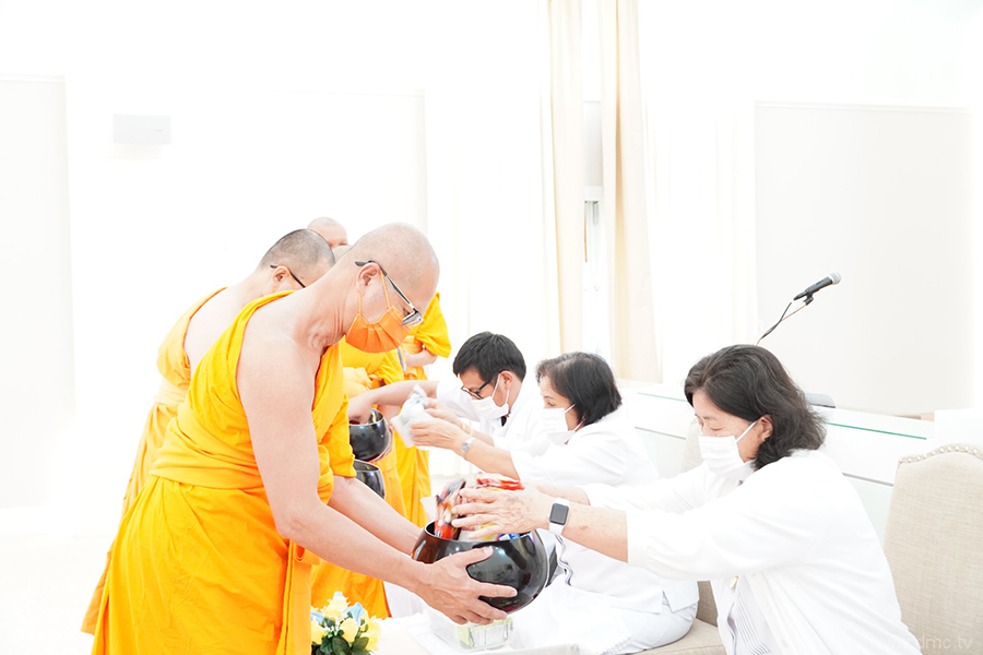 วัดพระธรรมกายฟลอริดา จัดพิธีถวายกองบุญคิลานเภสัช