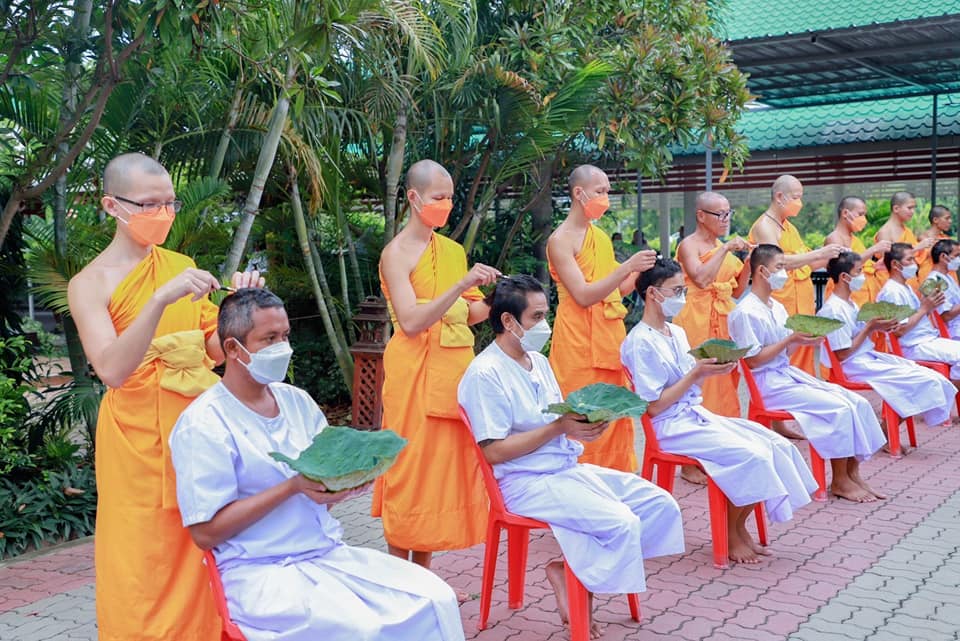 ศูนย์อบรมเยาวชนลาดหลุมแก้ว จัดพิธีตัดปอยผมโครงการอุปสมบทหมู่ธรรมทายาทเดือนกรกฎาคม