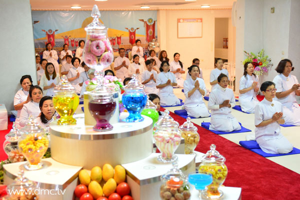 วัดพุทธฮัมบวร์ก จัดพิธีบูชาข้าวพระ