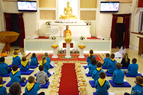 คณะลูกเสือชาวท้องถิ่น มาเยี่ยมชมวัดพระธรรมกายแมนเชสเตอร์