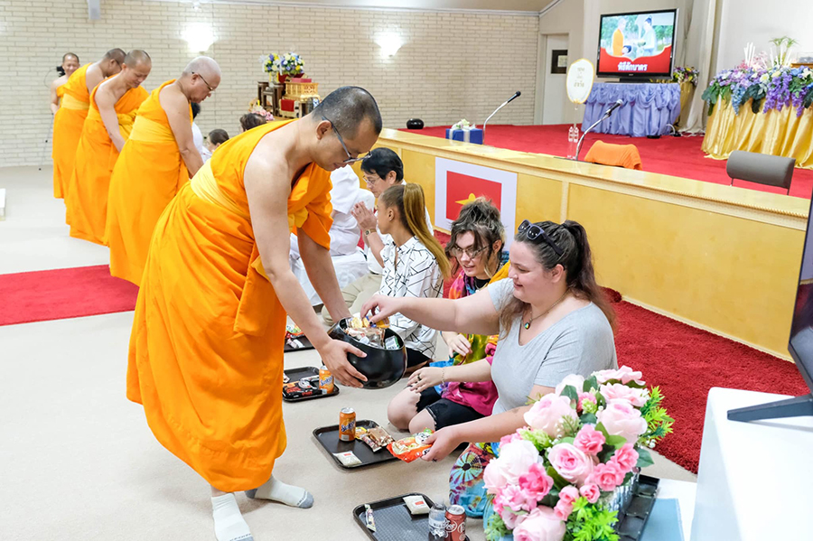 วัดพระธรรมกายเท็กซัส จัดพิธีจุดเทียนใจไฟนิรันดร์อนันตชัย