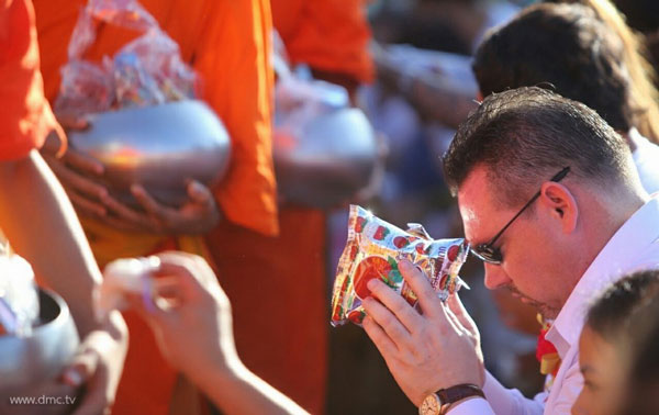 ตักบาตรพระนานาชาติ 100 รูป บริเวณแหล่งชุมชนตลาดสามย่าน (ซอยจุฬาฯ34)