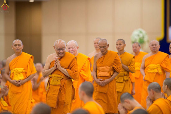 คณะสงฆ์วัดพระธรรมกายทำสามีจิกรรมแด่เจ้าคณะปกครอง จ.ปทุมธานี