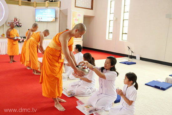 วัดพระธรรมกายแคนซัส จัดพิธีถวายเทียนพรรษา
