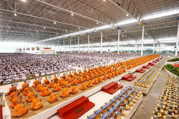 พิธีถวายผ้าอาบน้ำฝนและประทีปโคมไฟ ประจำปี 2558