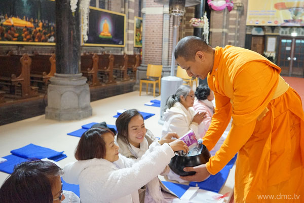 วัดพระธรรมกายเนเธอร์แลนด์ จัดพิธีบูชาข้าวพระ
