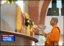 วัดพระธรรมกายลอนดอน จัดพิธีถวายเทียนกองทุนแสงสว่าง