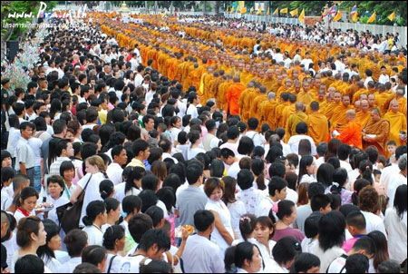 ตักบาตรอุบลราชธานี พระ 12,600 รูป  ณ ถนนหน้าศาลากลางเก่า