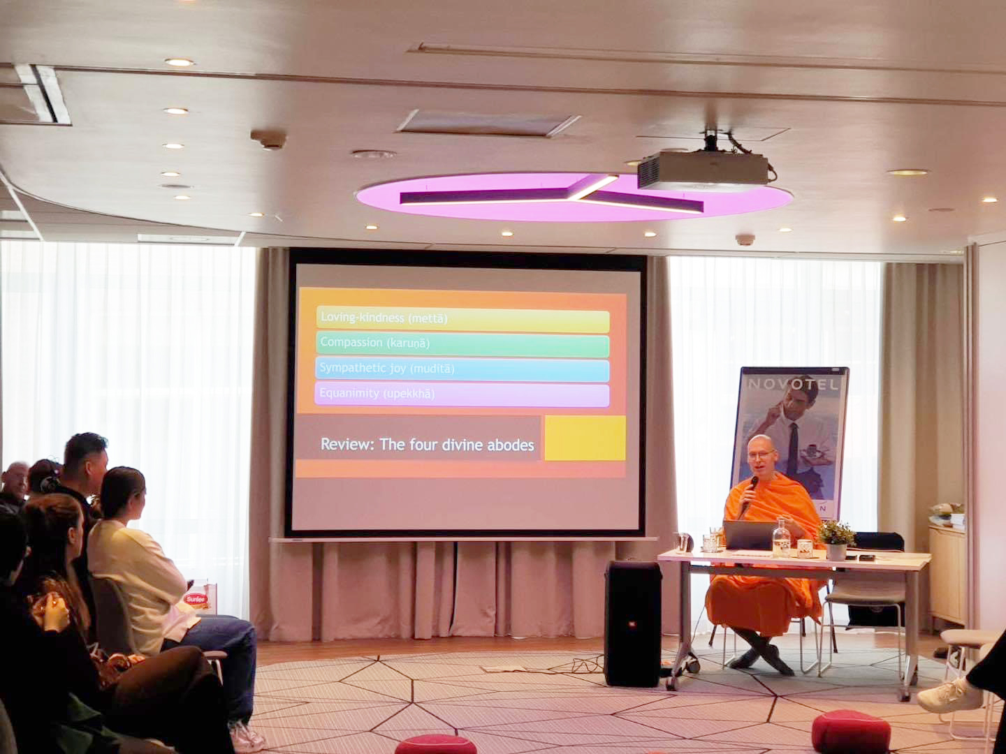 พระอาจารย์วัดพระธรรมกายเนเธอร์แลนด์ เป็นวิทยากรในกิจกรรม Guided Thai Meditation Practice