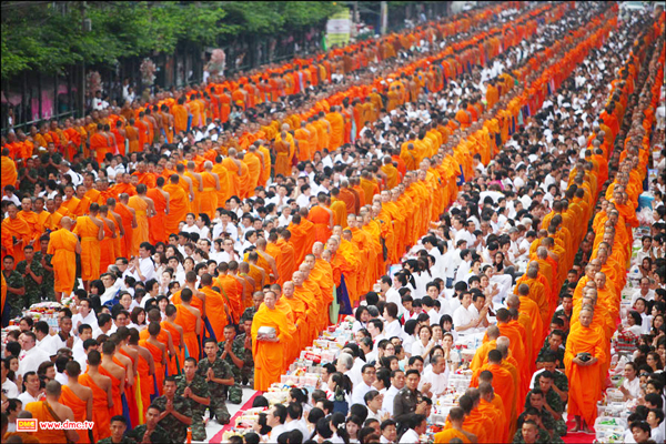 ตักบาตรพระ 1,000 รูป ณ ถ.กลางเมือง อ.ขุนยวม จ. แม่ฮ่องสอน