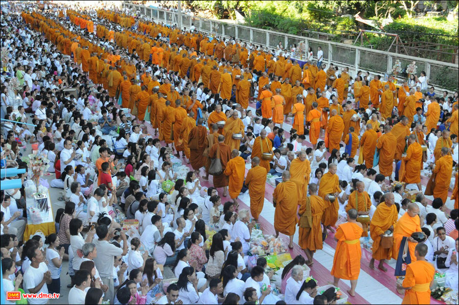 The Photo Collection of the Morning Alms Round to 1,162 Monks in Chonburi