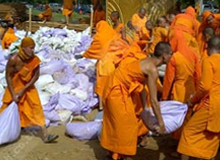 ไทยรัฐลงข่าววัดพระธรรมกาย ระดมพระ-เณร ช่วยทำคันกั้นน้ำคลองระพีพัฒน์ ความสูง   2 เมตรยาวกว่า 10 กิโลเมตร