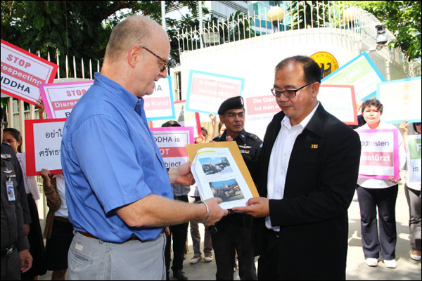 ชาวพุทธยื่นหนังสือค้านโชว์ศิลปะพระนอนหงาย