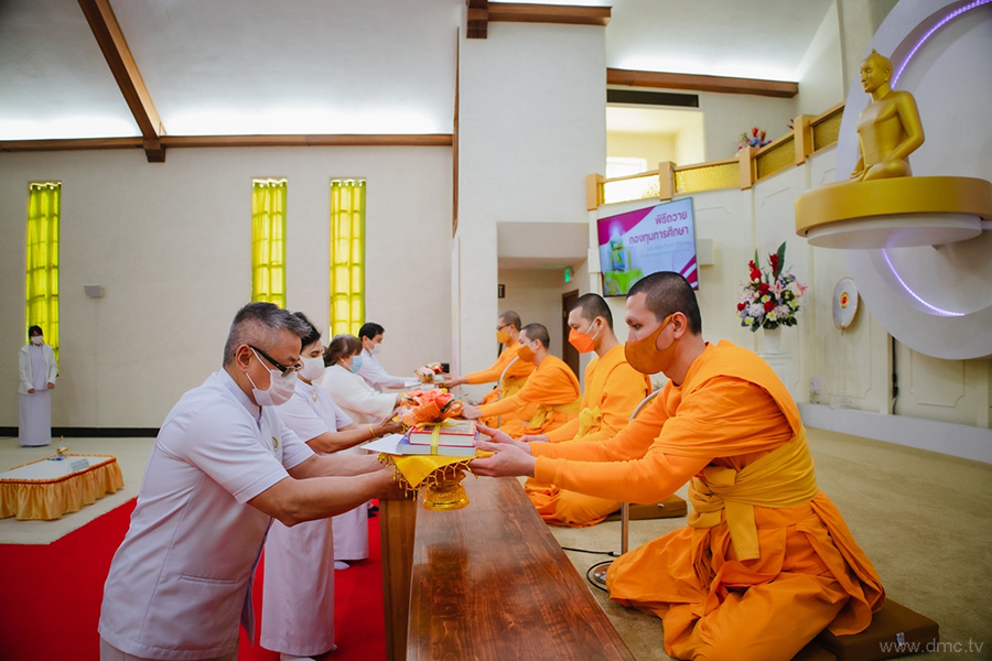 วัดพระธรรมกายแคนซัส จัดพิธีถวายกองทุนการศึกษา