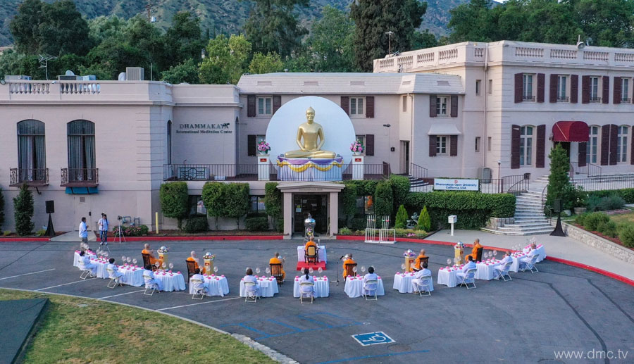 วัดพระธรรมกายแคลิฟอร์เนีย จัดพิธีจุดโคมวิสาขประทีป