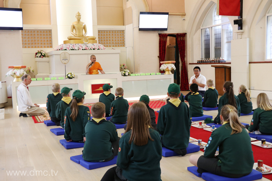 ลูกเสือชาวท้องถิ่นศึกษาพระพุทธศาสนา ณ วัดพระธรรมกายแมนเชสเตอร์