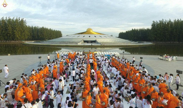 ประมวลภาพตักบาตรพระภิกษุบวชใหม่ รุ่นบูชาธรรม 76 ปี พระราชภาวนาจารย์ (หลวงพ่อทัตตชีโว)