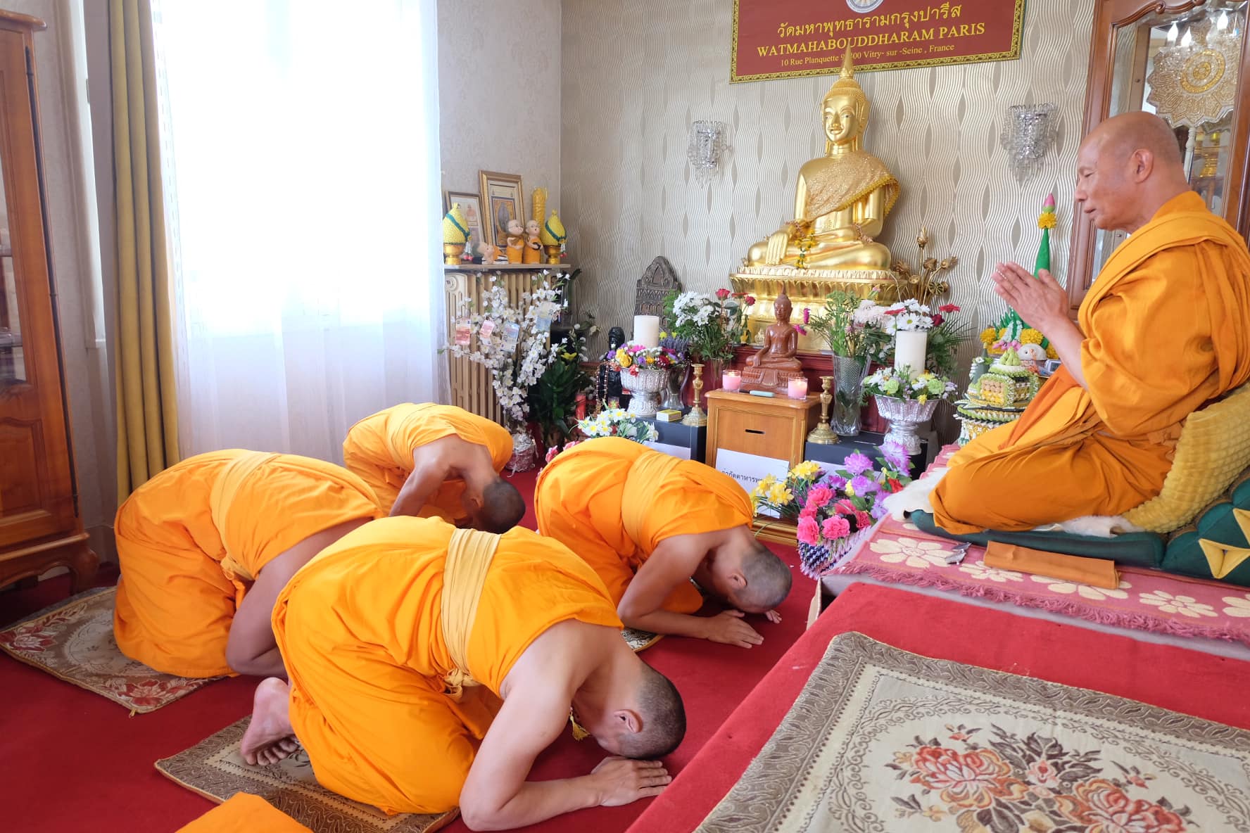 คณะสงฆ์วัดพระธรรมกายปารีส ทำวัตรพระผู้ใหญ่ เนื่องในเทศกาลเข้าพรรษา