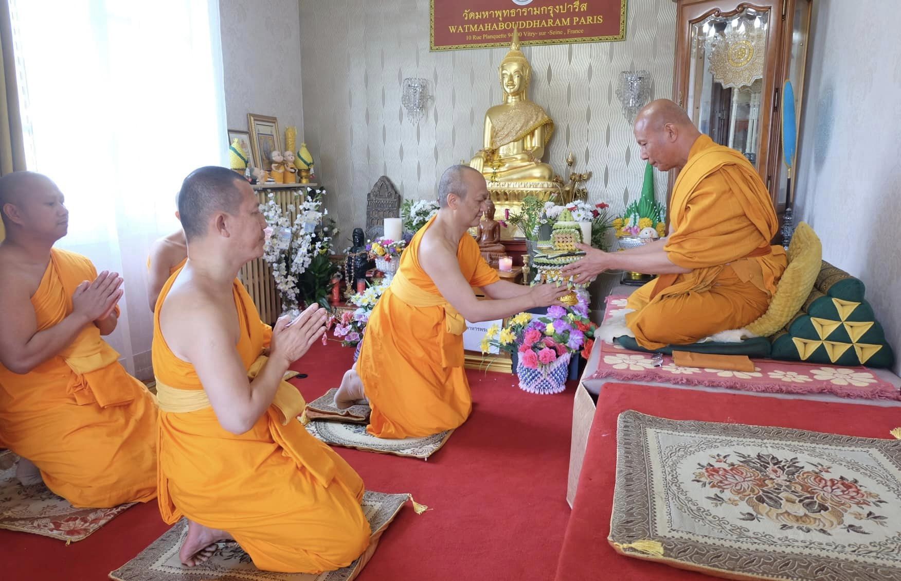 คณะสงฆ์วัดพระธรรมกายปารีส ทำวัตรพระผู้ใหญ่ เนื่องในเทศกาลเข้าพรรษา