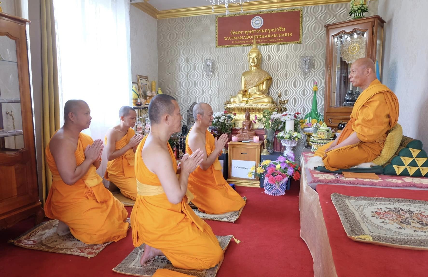 คณะสงฆ์วัดพระธรรมกายปารีส ทำวัตรพระผู้ใหญ่ เนื่องในเทศกาลเข้าพรรษา