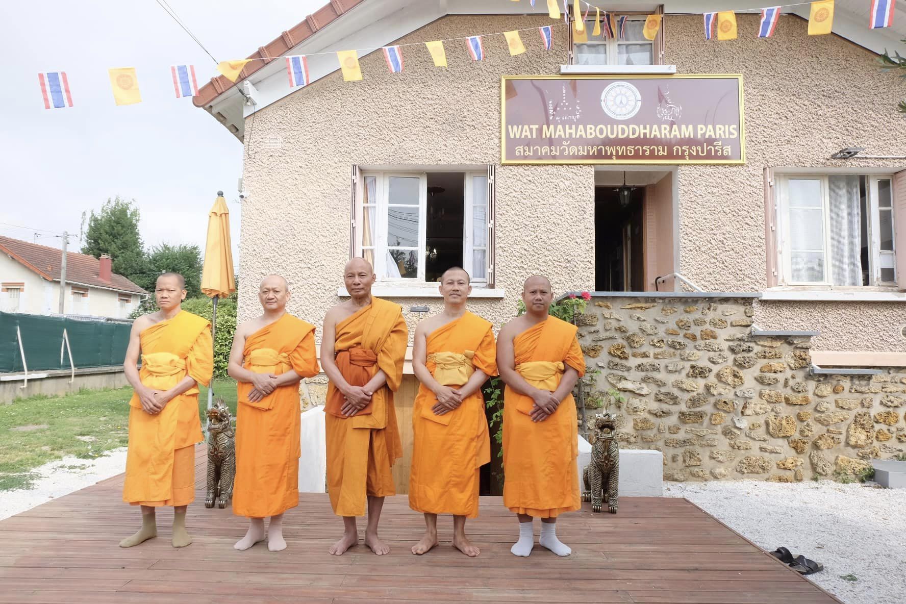 คณะสงฆ์วัดพระธรรมกายปารีส ทำวัตรพระผู้ใหญ่ เนื่องในเทศกาลเข้าพรรษา