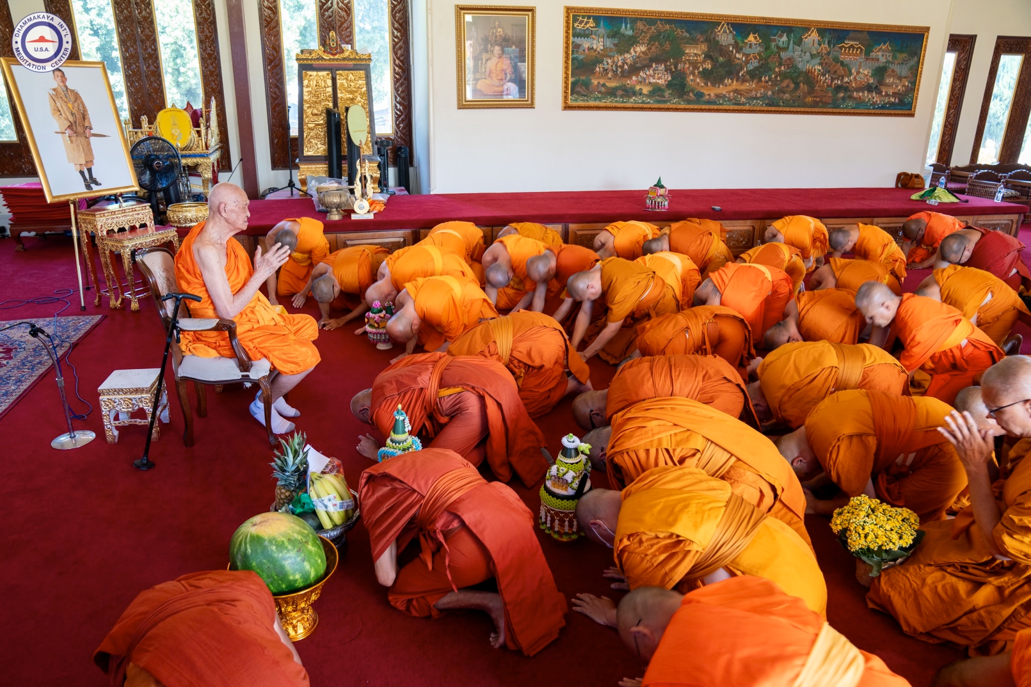 คณะสงฆ์วัดพระธรรมกายแคลิฟอร์เนีย ทำสามีจิกรรมพระผู้ใหญ่