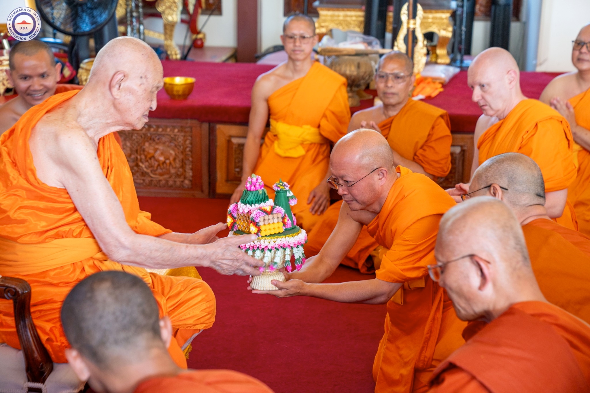 คณะสงฆ์วัดพระธรรมกายแคลิฟอร์เนีย ทำสามีจิกรรมพระผู้ใหญ่