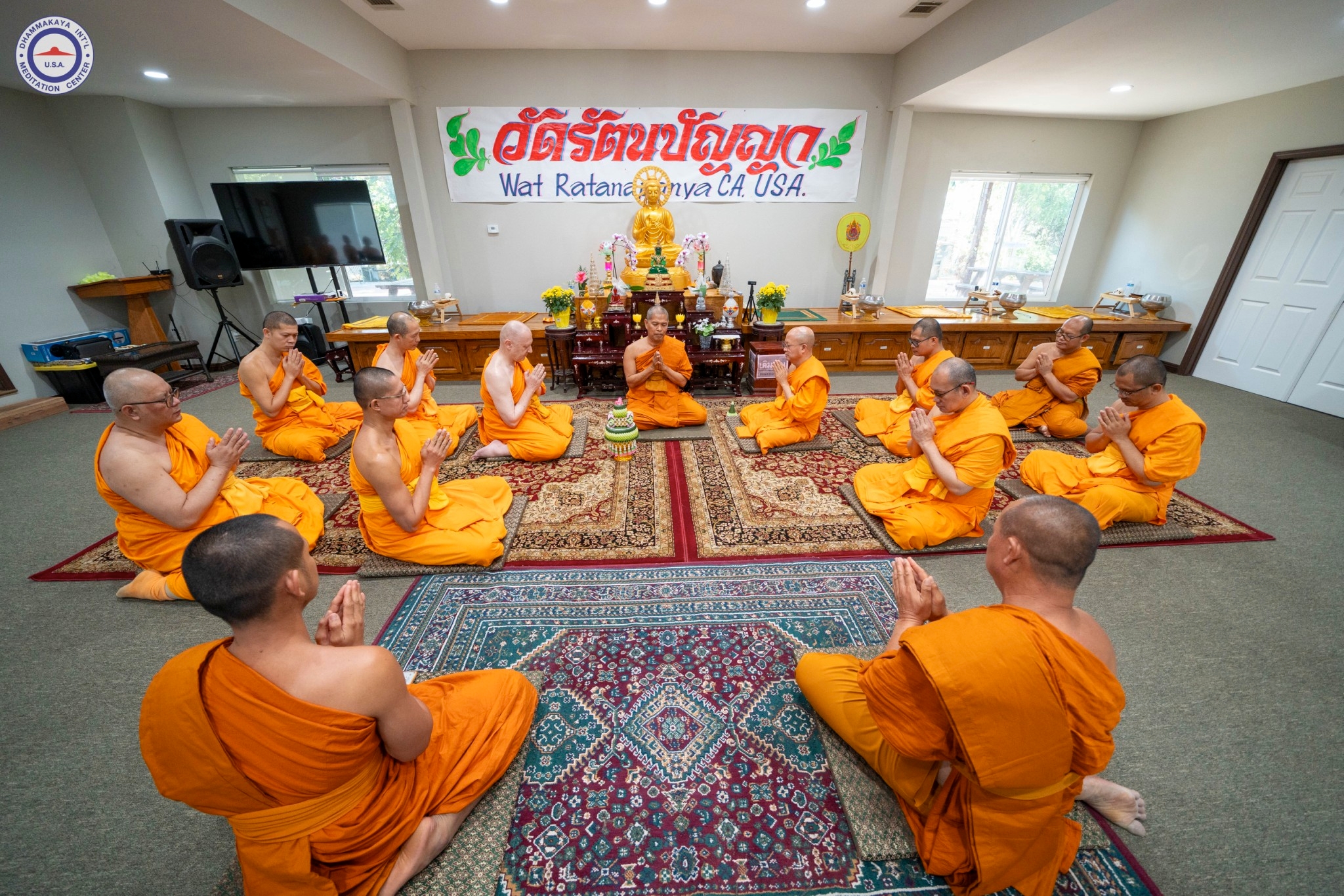 คณะสงฆ์วัดพระธรรมกายแคลิฟอร์เนีย ทำสามีจิกรรมพระผู้ใหญ่