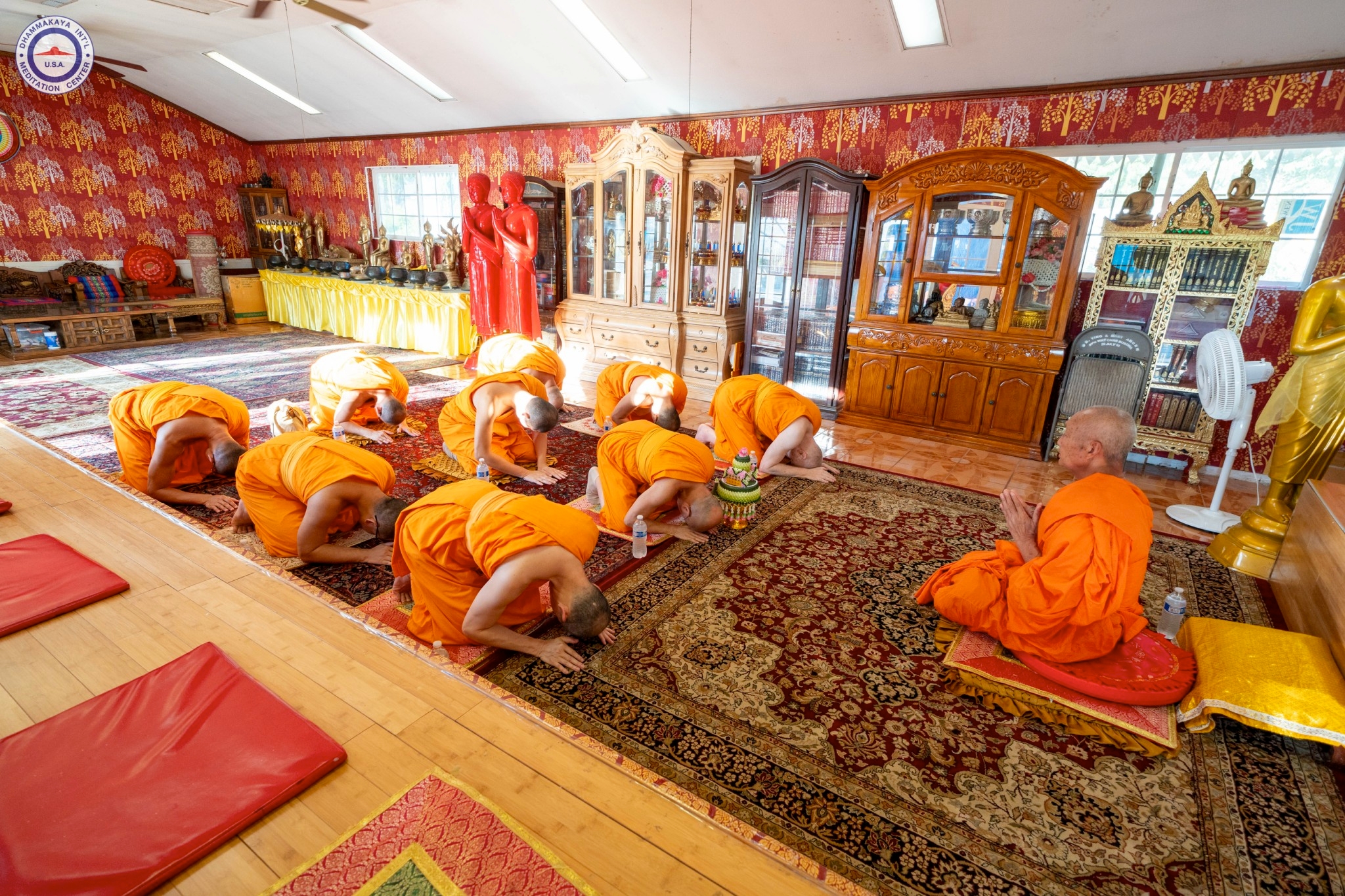 คณะสงฆ์วัดพระธรรมกายแคลิฟอร์เนีย ทำสามีจิกรรมพระผู้ใหญ่