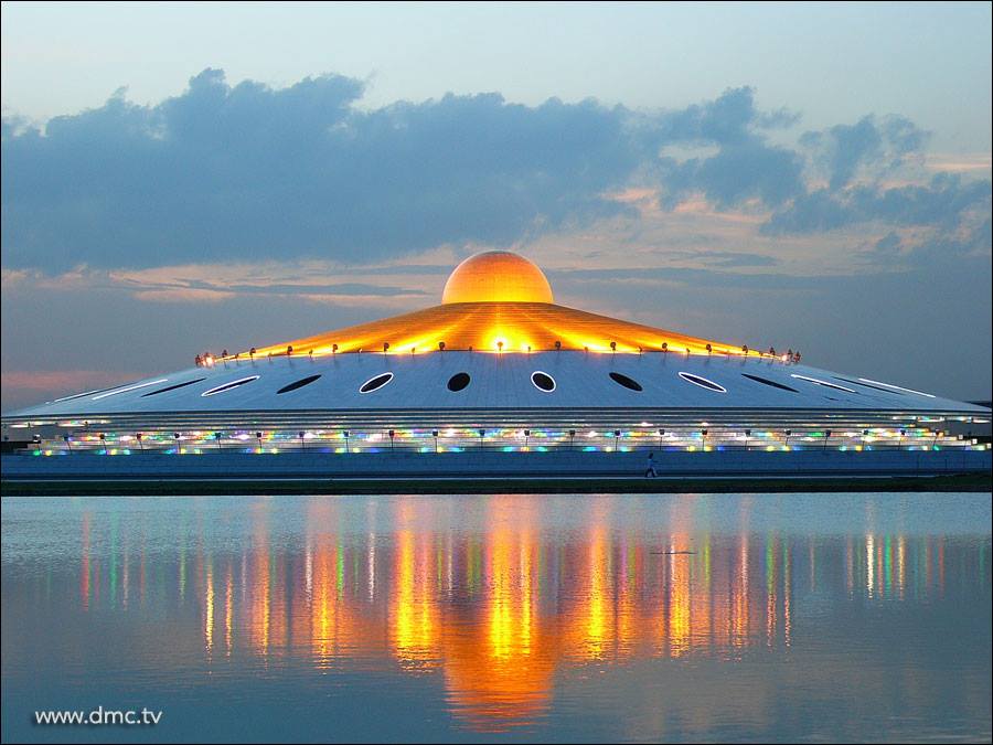 มหาวิหารพระมงคลเทพมุนี (สด จนฺทสโร) พระผู้ปราบมาร ยามค่ำคืน