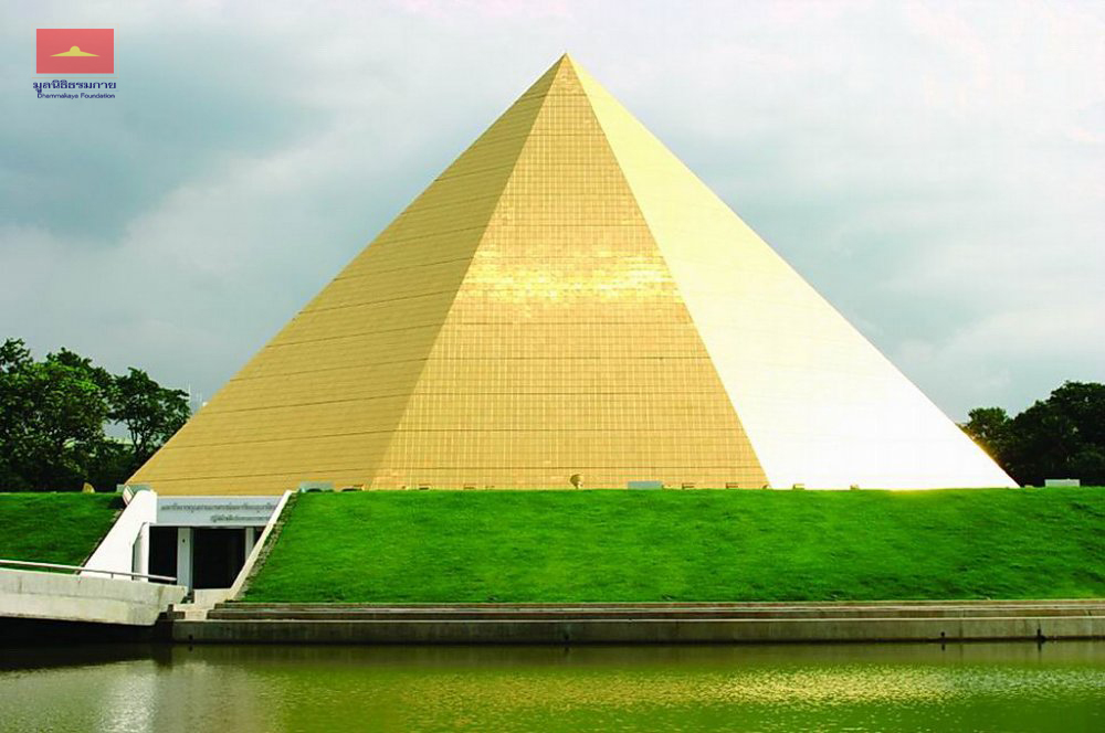 วิหารคุณยายอาจารย์มหารัตนอุบาสิกาจันทร์ ขนนกยูง ผู้ให้กำเนิดวัดพระธรรมกาย