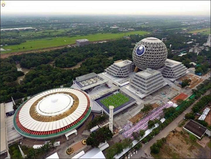 อาคาร 100 ปี คุณยายอาจารย์มหารัตนอุบาสิกาจันทร์ ขนนกยูง