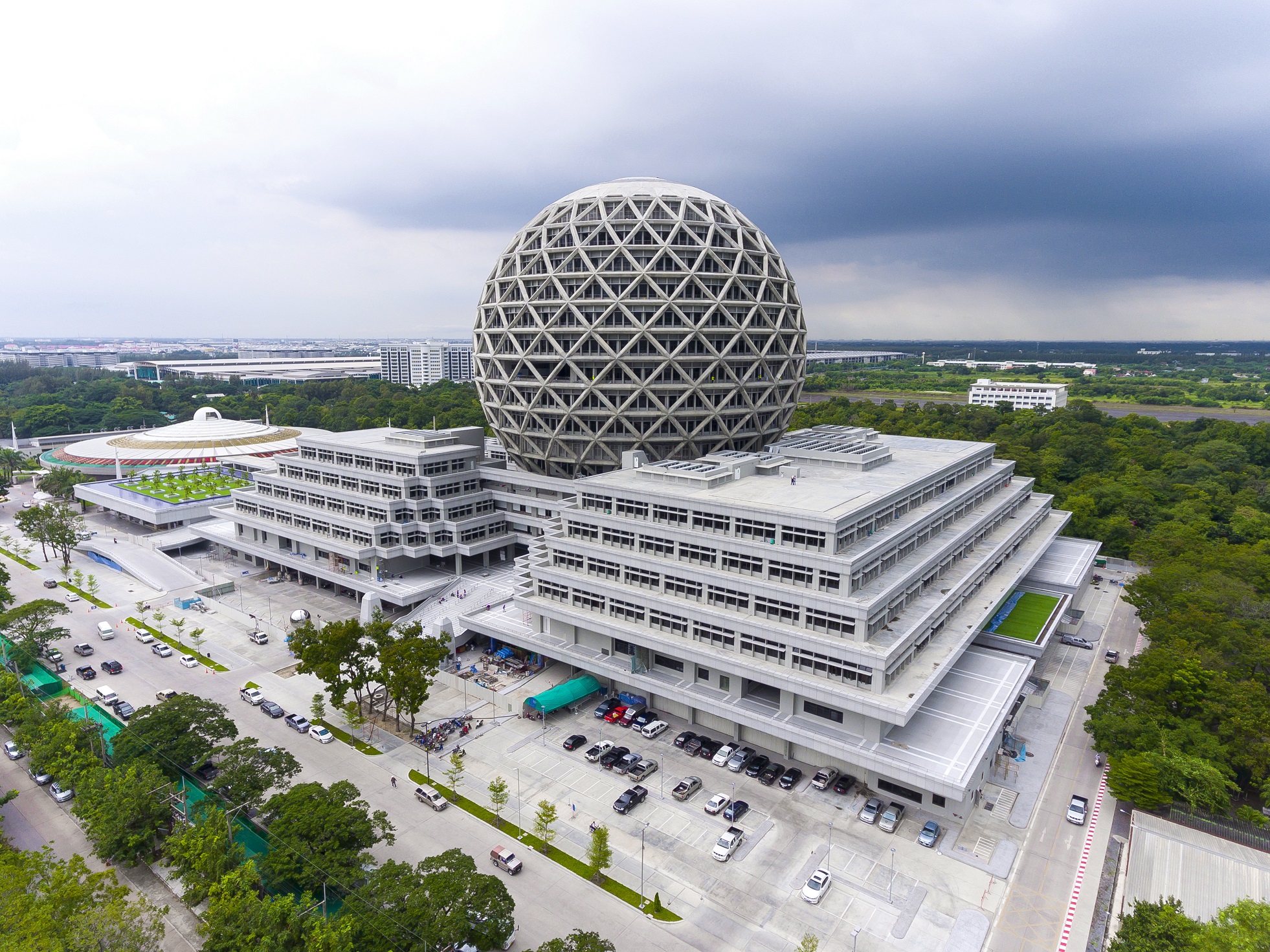 อาคาร 100 ปี คุณยายอาจารย์มหารัตนอุบาสิกาจันทร์ ขนนกยูง