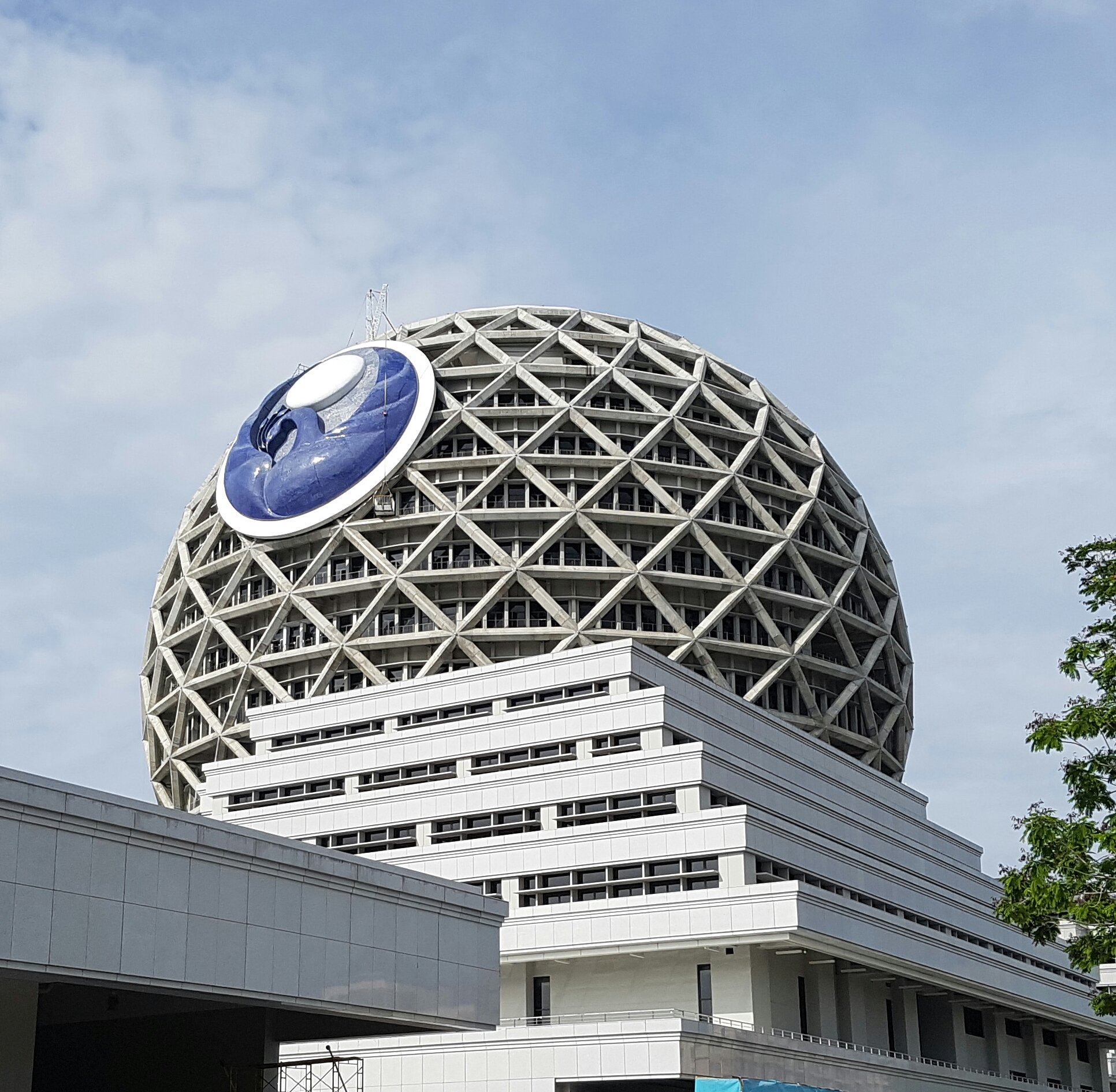 อาคาร 100 ปี คุณยายอาจารย์มหารัตนอุบาสิกาจันทร์ ขนนกยูง