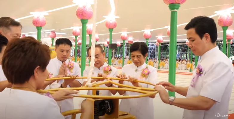 พิธีประดิษฐานแผ่นแนวเขตพัทธสีมาและเสาสีมาบรมจักรพรรดิ์รัตนอนันต์ของอุโบสถพระไตรปิฎก วัดพระธรรมกาย