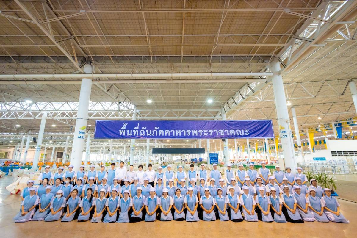 เยาวชนอาสาสมัคร รับบุญจัดเตรียมภัตตาหารพระ เนื่องในวันสมาธิโลก