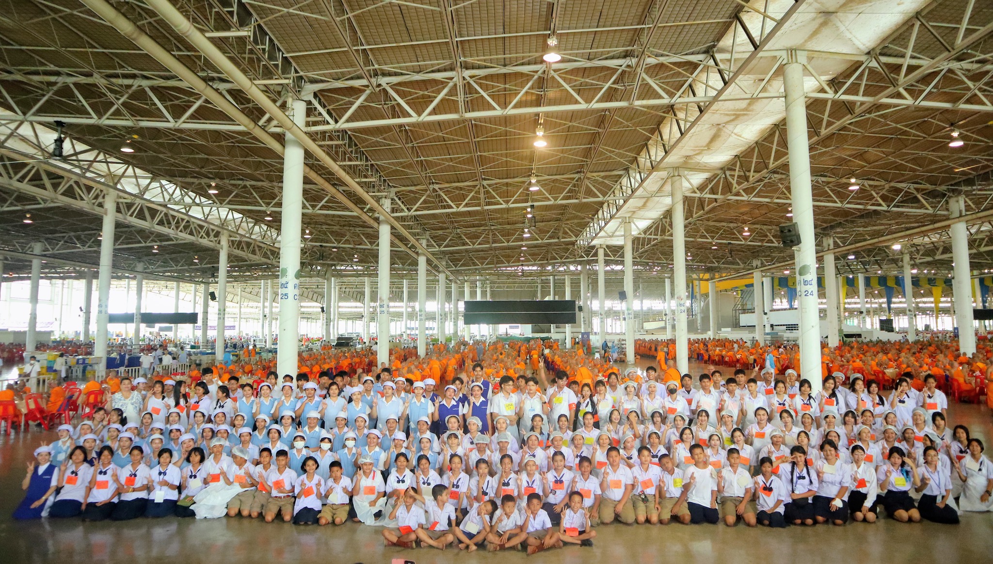 เยาวชนอาสาสมัคร รับบุญจัดเตรียมภัตตาหารพระ เนื่องในวันสมาธิโลก